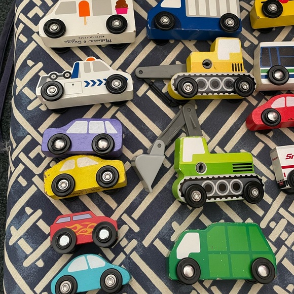Lot of wooden Melissa and Doug cars - Picture 2 of 4